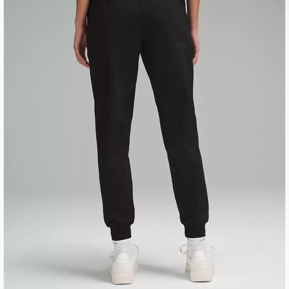 Like new High rise Luxtreme fabric Lululemon joggers black size 8 retail $118